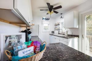Küche/Küchenzeile in der Unterkunft Oceanside Cottage -3BDR 2BA-Walk to Beach!