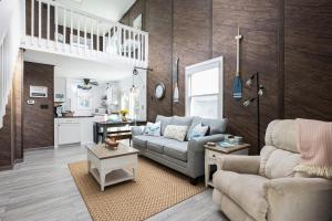 Ein Sitzbereich in der Unterkunft Oceanside Cottage -3BDR 2BA-Walk to Beach!