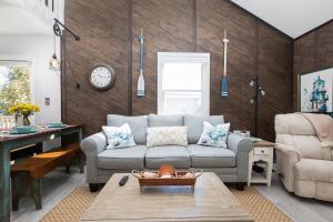 Ein Sitzbereich in der Unterkunft Oceanside Cottage -3BDR 2BA-Walk to Beach!
