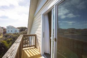 Ein Balkon oder eine Terrasse in der Unterkunft Oceanside Cottage -3BDR 2BA-Walk to Beach!