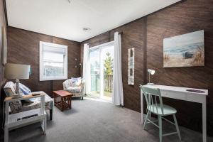 Ein Sitzbereich in der Unterkunft Oceanside Cottage -3BDR 2BA-Walk to Beach!