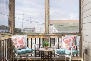 Ein Balkon oder eine Terrasse in der Unterkunft Oceanside Cottage -3BDR 2BA-Walk to Beach!