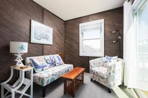 Ein Sitzbereich in der Unterkunft Oceanside Cottage -3BDR 2BA-Walk to Beach!