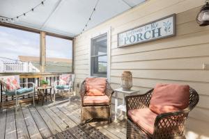 Ein Balkon oder eine Terrasse in der Unterkunft Oceanside Cottage -3BDR 2BA-Walk to Beach!