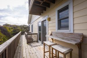 Ein Balkon oder eine Terrasse in der Unterkunft Oceanside Cottage -3BDR 2BA-Walk to Beach!