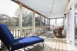 Ein Balkon oder eine Terrasse in der Unterkunft Oceanside Cottage -3BDR 2BA-Walk to Beach!