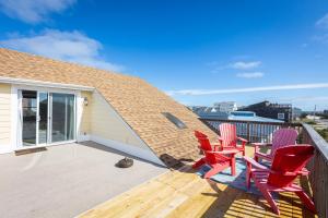 Ein Balkon oder eine Terrasse in der Unterkunft Oceanside Cottage -3BDR 2BA-Walk to Beach!