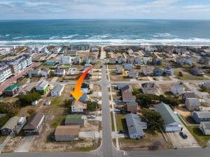 eine Luftaufnahme eines Vorortes mit einem orangefarbenen Pfeil in der Unterkunft Oceanside Cottage -3BDR 2BA-Walk to Beach! in Kill Devil Hills
