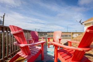 Ein Balkon oder eine Terrasse in der Unterkunft Oceanside Cottage -3BDR 2BA-Walk to Beach!
