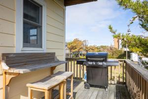 Ein Balkon oder eine Terrasse in der Unterkunft Oceanside Cottage -3BDR 2BA-Walk to Beach!