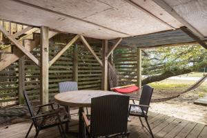 Ein Garten an der Unterkunft Oceanside Cottage -3BDR 2BA-Walk to Beach!