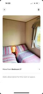 2 camas en la esquina de una habitación en AJ’s Caravan Hire en Aberystwyth