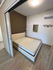a small bedroom with a bed in a room at Appartamento vista mare in Agnone Bagni