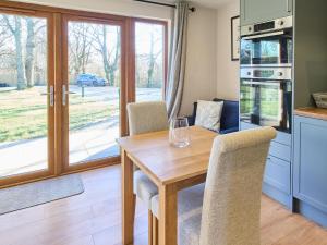 una sala da pranzo con tavolo e sedie in legno di Host & Stay - Cobnut Barn ad Ashford
