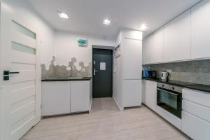 Kuchyňa alebo kuchynka v ubytovaní Warsaw Concierge Silver Apartment