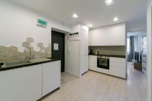 Kuchyňa alebo kuchynka v ubytovaní Warsaw Concierge Silver Apartment + 6 fotografií