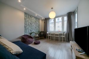 Televízia a/alebo spoločenská miestnosť v ubytovaní Warsaw Concierge Silver Apartment
