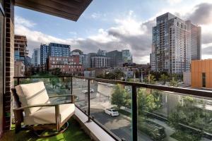 balcón con silla y vistas a la ciudad en Breathtaking Downtown Penthouse B - Sleeps 11 en Chicago
