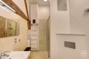 ein Badezimmer mit Waschbecken und Dusche in der Unterkunft L'Azur / 100m Gare in Tours