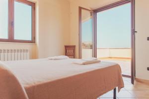 een slaapkamer met een bed met twee handdoeken erop bij Beautiful villa with swimming pool Italy in Itri