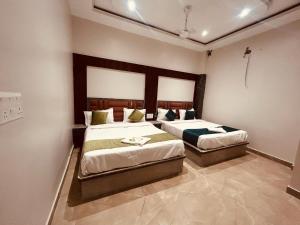 Cama ou camas em um quarto em The Solitaire Express Vrindavan