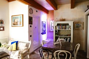 A seating area at B&B Cadrecca Tra Terra Luna e Mare