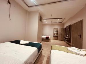 Llit o llits en una habitació de The Solitaire Express Vrindavan