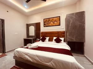 Кровать или кровати в номере The Solitaire Express Vrindavan
