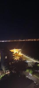 - Vistas a la ciudad por la noche con luces en Departamento centrico frente a costanera en Posadas