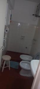 baño con 2 aseos y lavamanos en Departamento centrico frente a costanera en Posadas