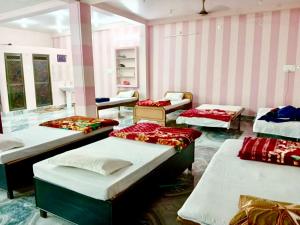 Postel nebo postele na pokoji v ubytování Trilok Residency - Dashashwamedh Varanasi