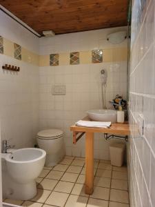 Alloggio turistico Santa Rosa في فِتيربو: حمام مع مرحاض ومغسلة وحوض استحمام
