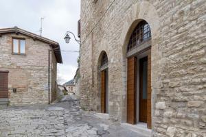 un callejón en un antiguo edificio de piedra en Casa Falcucci, en Gubbio