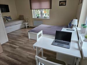 Televízia a/alebo spoločenská miestnosť v ubytovaní Apartament Bałtyk