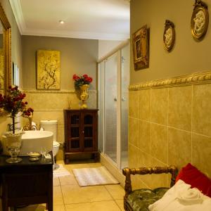 a bathroom with a tub and a toilet and a sink at Country Retreat in Magaliesburg in Magaliesburg