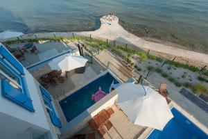 - une vue sur la piscine et l'océan dans l'établissement Villa Miri Lily, à Privlaka
