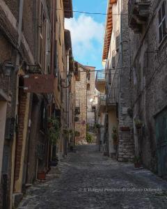 Une ruelle dans une vieille ville avec des bâtiments dans l'établissement La Rupe Bed and Breakfast, à Norma