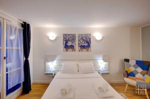 Le Corail /100m Gare في تور: غرفة نوم صغيرة بها سرير وكرسي