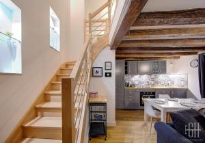 uma escada numa sala de estar com uma mesa e uma cozinha em Le Corail /100m Gare em Tours