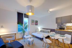 Le Lagon / 100m Gare في تور: غرفة معيشة مع أريكة وطاولة