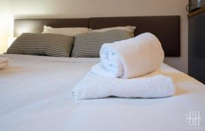 ein Stapel Handtücher auf einem Bett in der Unterkunft Le Lagon / 100m Gare in Tours
