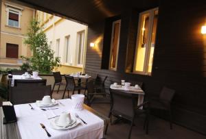 um restaurante com mesas e cadeiras num pátio em Sole Hotel Verona em Verona