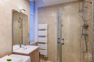 a bathroom with a sink and a shower at Le Fidji / 100m Gare in Tours