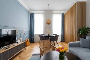 een woonkamer met een bank en een tafel bij HM • Fancy 1BR Near Schönbrunn in Wenen