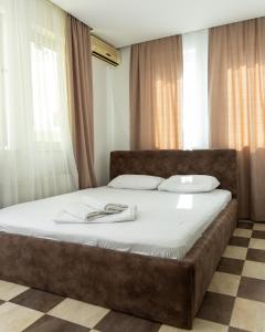 łóżko z dwoma ręcznikami w sypialni w obiekcie Hotel United PR w Prisztinie