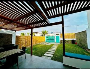 un patio con vistas a un patio con una valla en Alquilo casa de playa en Chocaya- La Venturosa, en Asia
