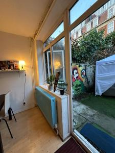 een lege kamer met een deur naar een tuin bij Whitechapel Rooms R3 in Londen