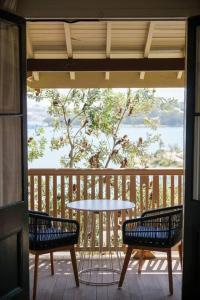 悉尼Waterfront - Designer Curated @ The Rocks Sydney的门廊上设有带桌子和两把椅子的天井。