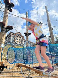 ein kleines Kind auf einem Spielplatz in der Unterkunft Kazalnica Family&Conference Resort in Sosnowka