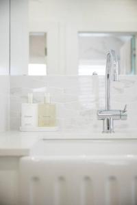 悉尼Waterfront - Designer Curated @ The Rocks Sydney的带水槽和水龙头的白色浴室